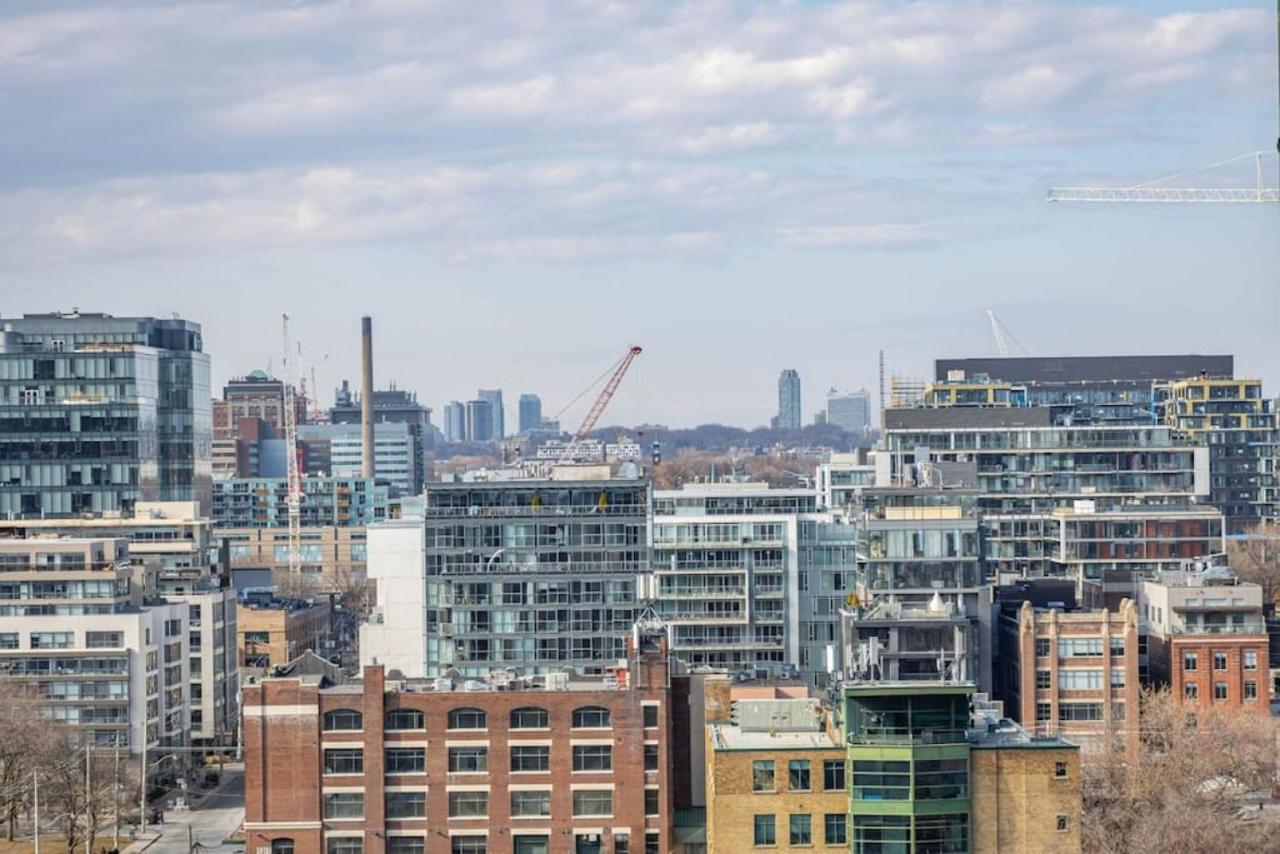 Work From Home With Parking Wifi And Cn Tower View Toronto Exterior foto